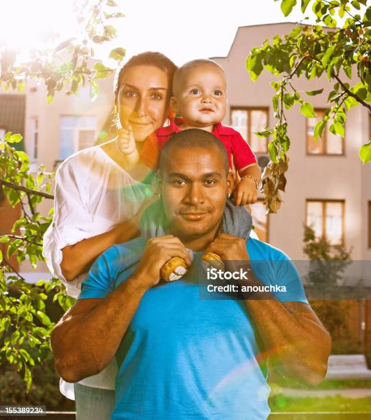 Interracial Feliz Retrato De Família Com Um Filho - Fotografias de stock e mais imagens de 12-23 Meses - 12-23 Meses, 25-29 Anos, Adulto