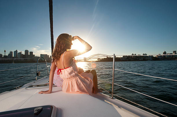 menina olhando para o horizonte, em um dia ensolarado - looking at view searching looking sea - fotografias e filmes do acervo