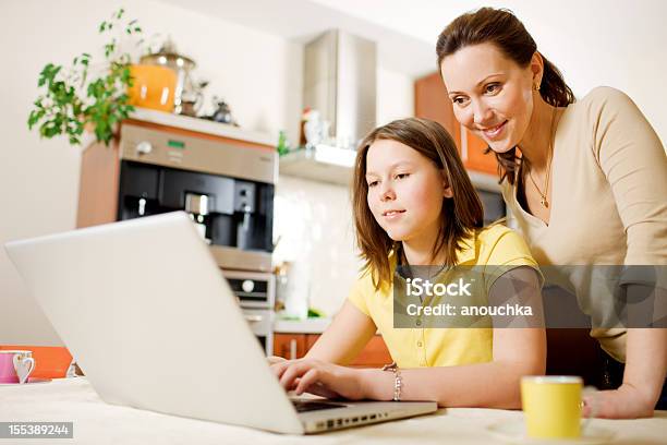 Feliz Mãe Com Menina Usando Computador Portátil Em Casa - Fotografias de stock e mais imagens de Adolescente