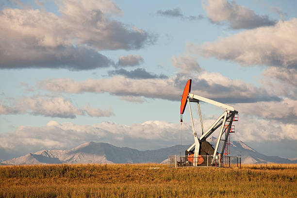 landschaft mit pumpjack in alberta, kanada - okotoks stock-fotos und bilder