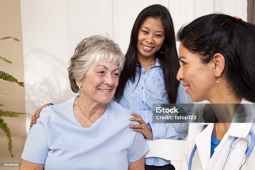 노인 여성 수용적 홈화면 방문을 간호사 - 로열티 프리 노인 스톡 사진