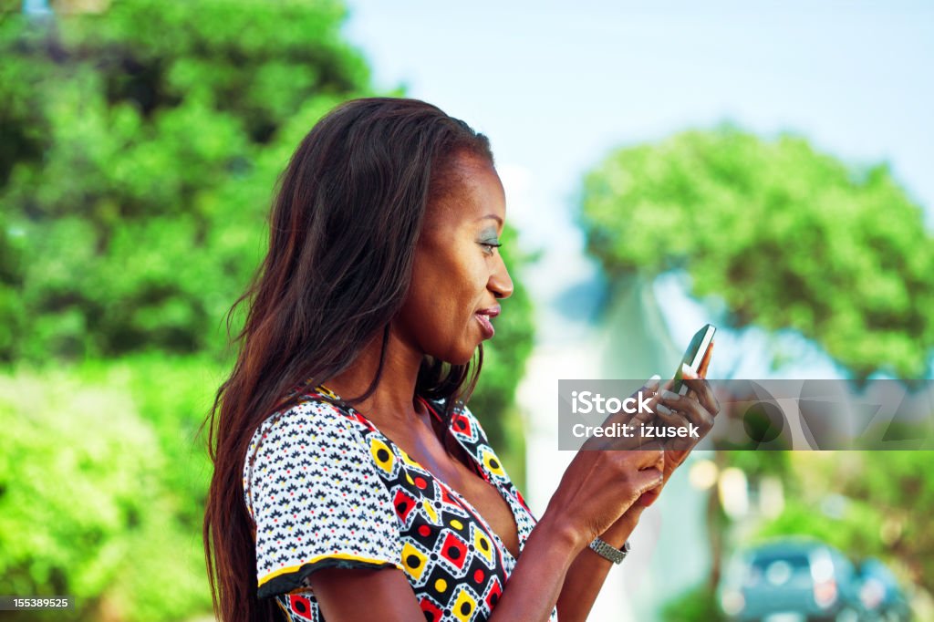 Frau mit smartphone - Lizenzfrei Afrikanischer Abstammung Stock-Foto