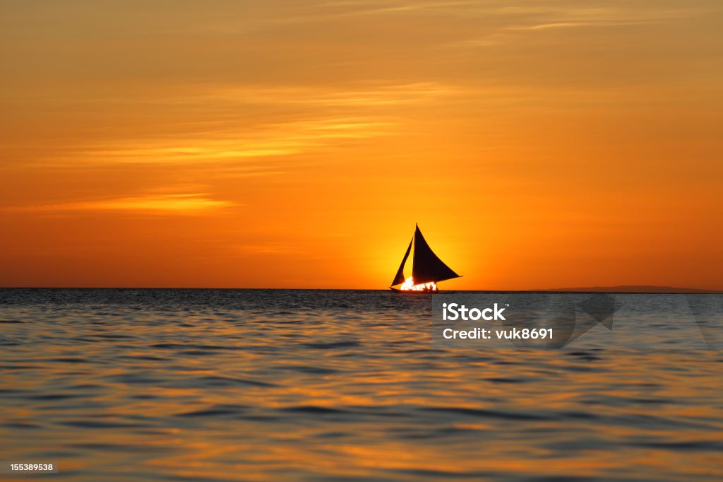 Barca a vela al tramonto - Foto stock royalty-free di Regata
