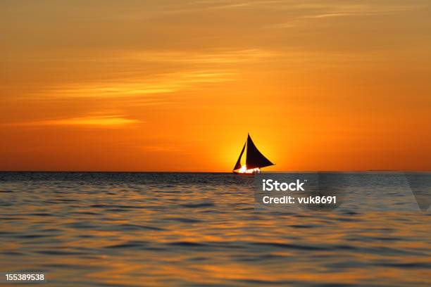 Barca A Vela Al Tramonto - Fotografie stock e altre immagini di Regata - Regata, Tramonto, Ambientazione esterna