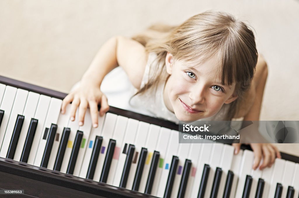 Tocando el piano digital - Foto de stock de Piano libre de derechos