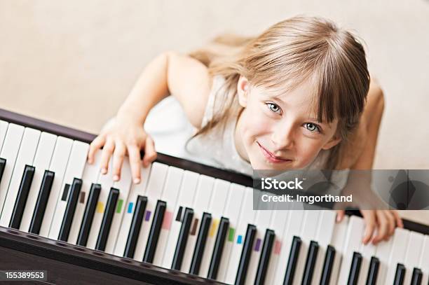 Tocando El Piano Digital Foto de stock y más banco de imágenes de Piano - Piano, Niño, Jugar