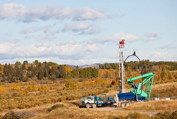 масло буровая установка в поле в альберте's нефтеносных песков регион - oil pump oil industry alberta equipment стоковые фото и изображения