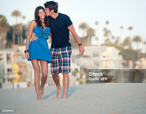 Paar Spaziergang Auf Dem Santa Monica Strand Bei Sonnenuntergang Xxxl Stockfoto und mehr Bilder von Strand