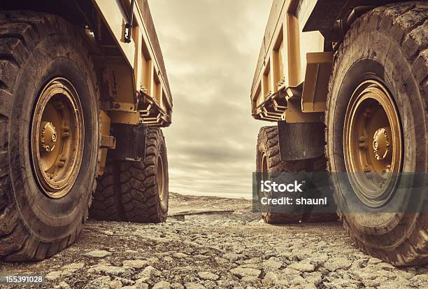 Symmetrische Dump Truck Stockfoto und mehr Bilder von Kipplaster - Kipplaster, Reifen, Baugerät