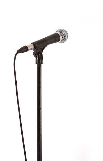 microfone com traçado de recorte isolada no branco - ficando de pé - fotografias e filmes do acervo