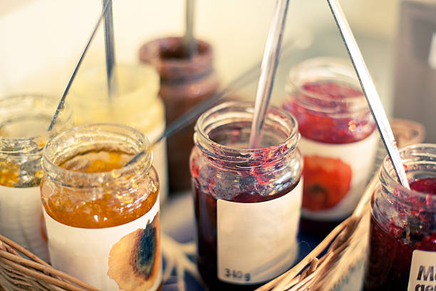 jarras de geleia em uma cesta - gelatin dessert - fotografias e filmes do acervo