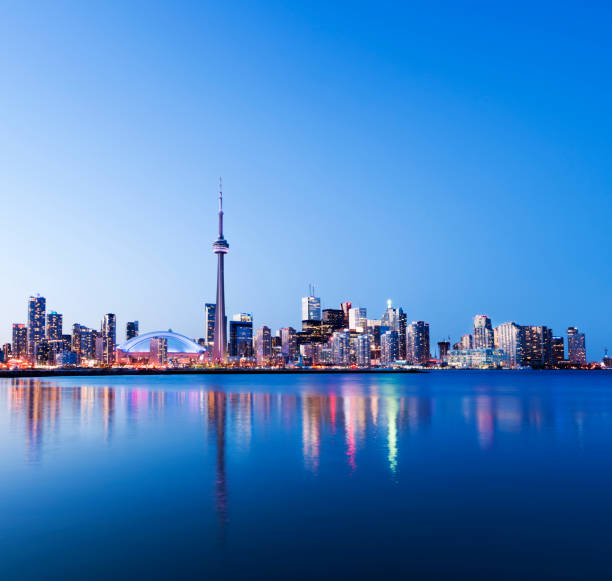 toronto skyline der stadt bei nacht in kanada - toronto stock-fotos und bilder