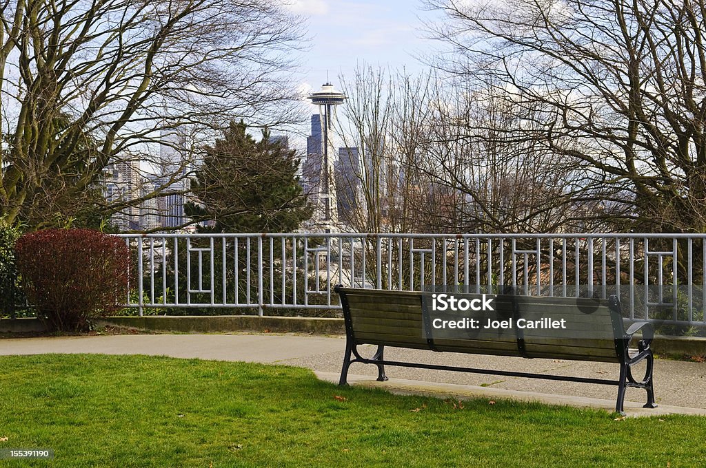 skyline di Seattle e Panchina nel parco di Kerry - Foto stock royalty-free di Kerry Park - Seattle