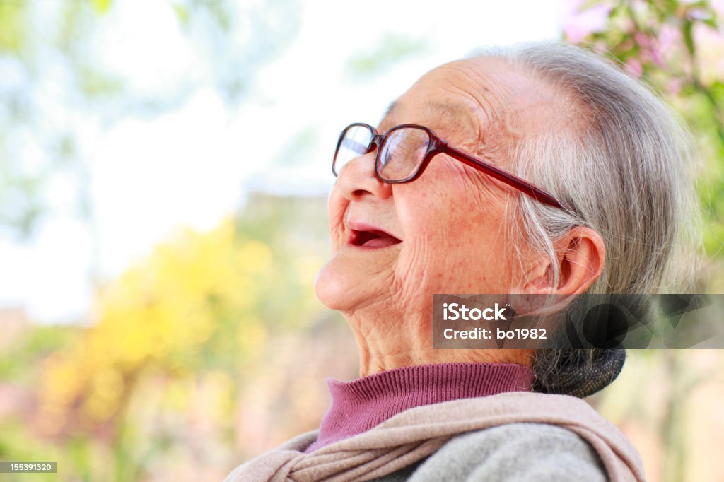 Профиль Старший азиатская женщина - Стоковые фото Женщины роялти-фри