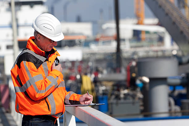 Dockworker dar instruções - foto de acervo