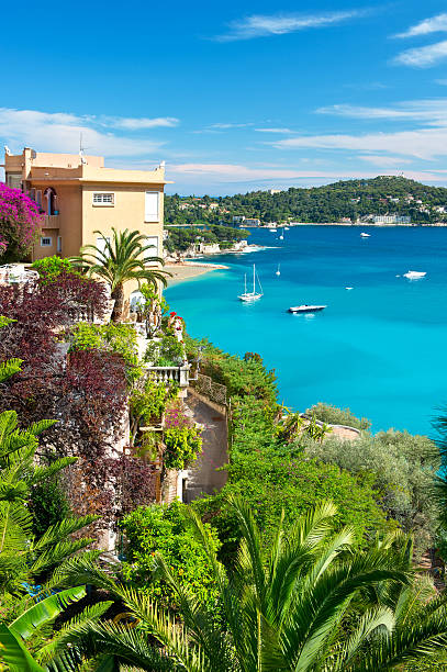 bela vista da paisagem mediterrânica, resort de luxo - france holiday villa built structure vertical imagens e fotografias de stock