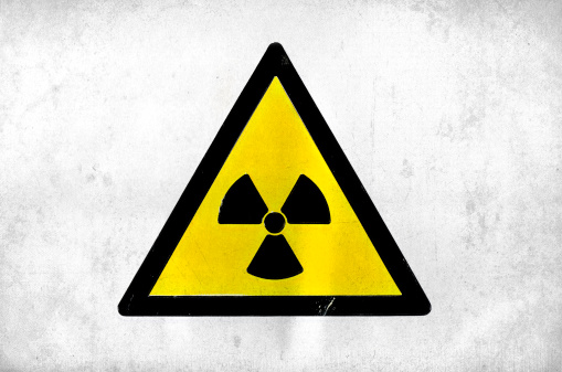 Strommast, Atomenergie und Symbol für Radioaktivität