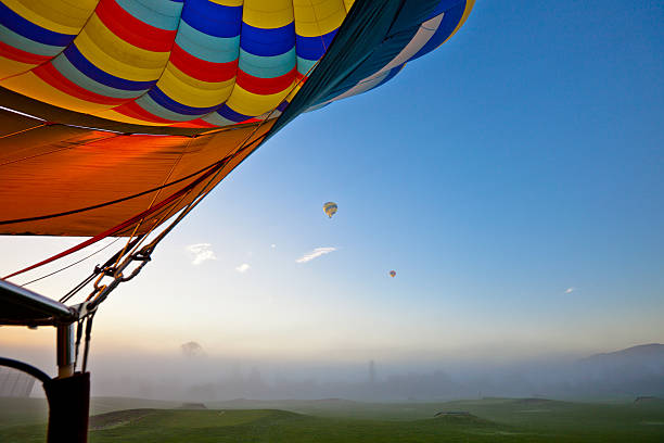 balões de ar quente no vale de napa califórnia - hot air balloon california napa napa valley imagens e fotografias de stock