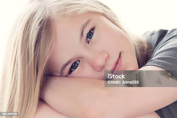 Foto de Closeup Retrato De Uma Linda 11 Anos De Idade e mais fotos de stock de Contemplação - Contemplação, Menina, Pré-Adolescente