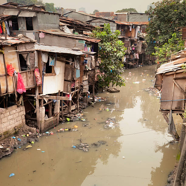 shacks ao longo do rio - poverty ugliness residential structure usa - fotografias e filmes do acervo