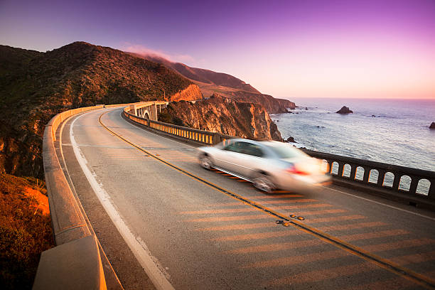 coche de cruzar el puente de bixby, big sur, california, usa - california coastline beach cliff fotografías e imágenes de stock