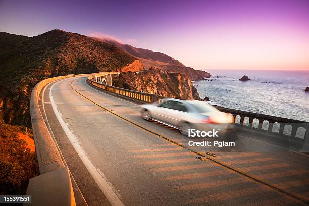 Photo libre de droit de De Traverser Le Pont De Bixby Big Sur Californie Étatsunis banque d'images et plus d'images libres de droit de Voiture