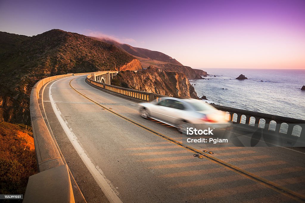 Auto attraversando il Bixby Bridge, Big Sur, California, Stati Uniti - Foto stock royalty-free di Automobile