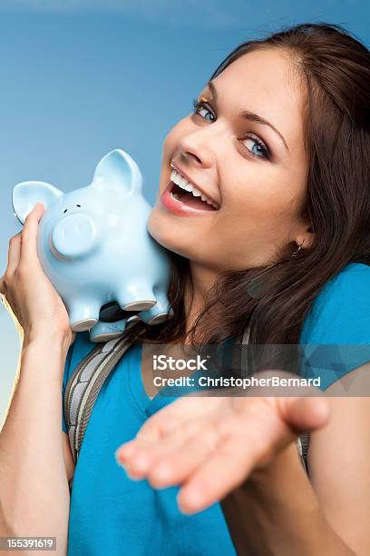 Sorridente Aluno De Universidade Com Azul Mealheiro - Fotografias de stock e mais imagens de 20-24 Anos