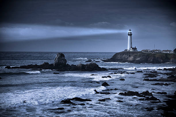 pigeon указывают маяк сша, big sur, калифорния - coastline big sur usa the americas стоковые фото и изображения