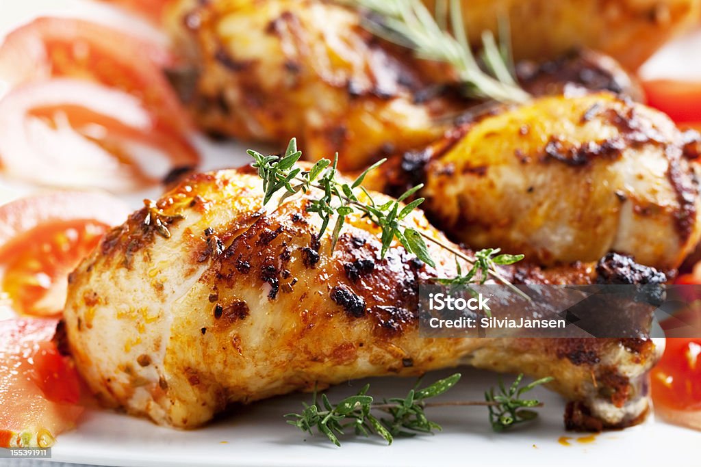 Cosce di pollo arrosto e rosmarino - Foto stock royalty-free di Pollo ai ferri