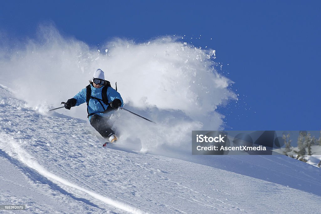 Pratique du ski dans la poudreuse - Photo de Ski libre de droits