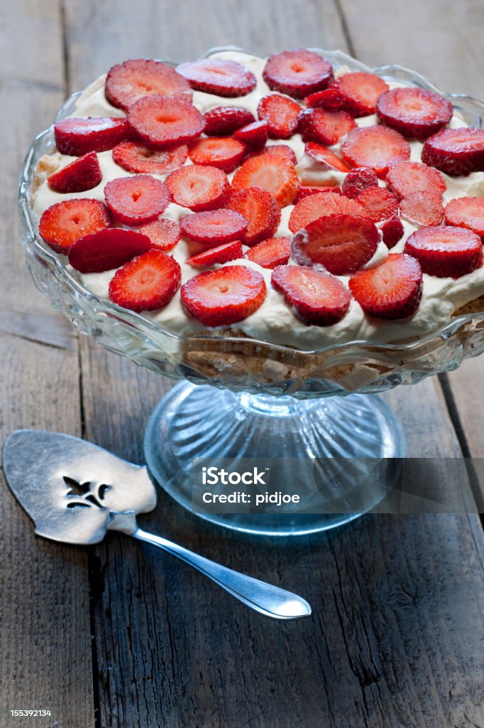 cheesecake de morango - Foto de stock de Bandeja de Bolo royalty-free