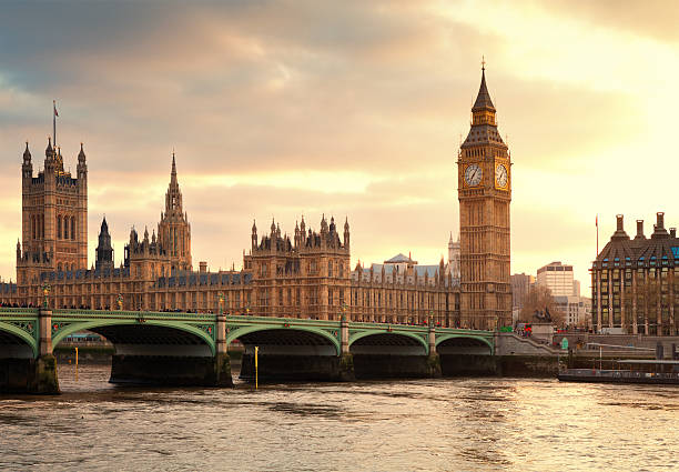 el big ben y el parlamento en londres en el crepúsculo - big ben fotografías e imágenes de stock