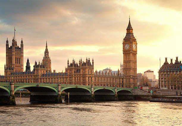 o big ben e o parlamento em londres ao pôr do sol - big ben - fotografias e filmes do acervo