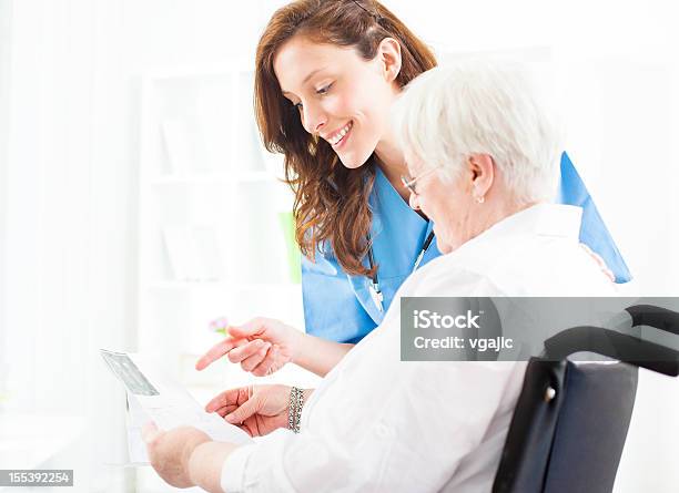 Medico Spiegando Ecografia Immagine Per Senior Paziente - Fotografie stock e altre immagini di Terza età