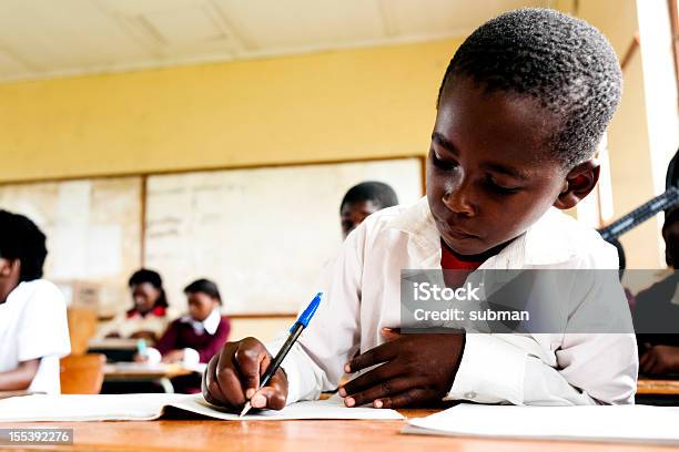 Giovane Africano Studente In Aula - Fotografie stock e altre immagini di Educazione - Educazione, Africa, Bambino