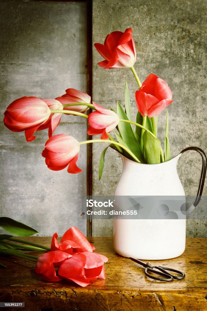 Hell gestrichenen Stillleben von Tulpen In einem alten Krug - Lizenzfrei Altertümlich Stock-Foto