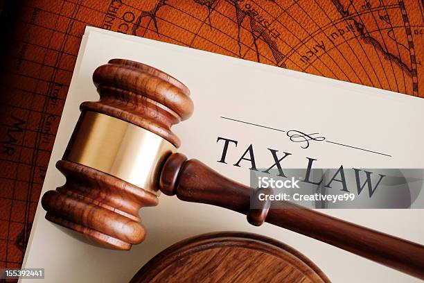 Коричневый Молоток Судьи На Белом Налог Права Документ — стоковые фотографии и другие картинки Налоговая форма