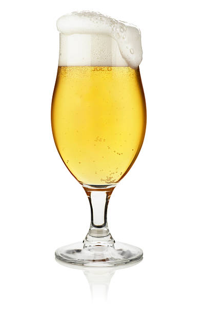 vaso de cerveza aislado en blanco con trazado de recorte - beer beer glass isolated glass fotografías e imágenes de stock