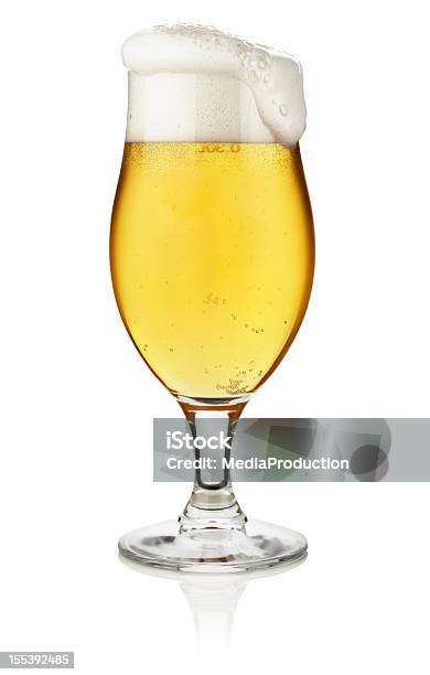 Vaso De Cerveza Aislado En Blanco Con Trazado De Recorte Foto de stock y más banco de imágenes de Cerveza