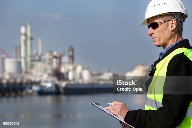 Industria Petrolchimica Inspector - Fotografie stock e altre immagini di Controllo di qualità - Controllo di qualità, Esaminare, Natante industriale