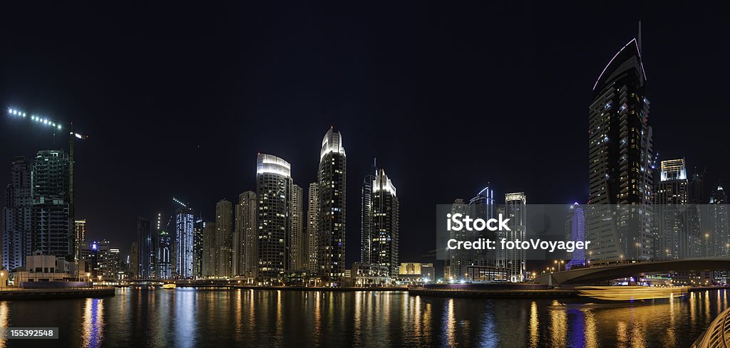 Neon highrises paisagem urbana futurista de Dubai Marina - Foto de stock de Dubai royalty-free