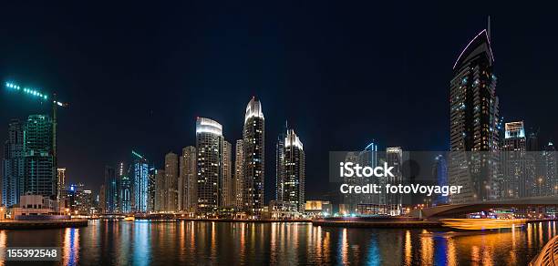 Foto de Neon Highrises Paisagem Urbana Futurista De Dubai Marina e mais fotos de stock de Dubai