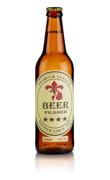 botella de cerveza con etiqueta de diseño exclusivo y clipping path (borde de corte) - cerveza lager fotografías e imágenes de stock