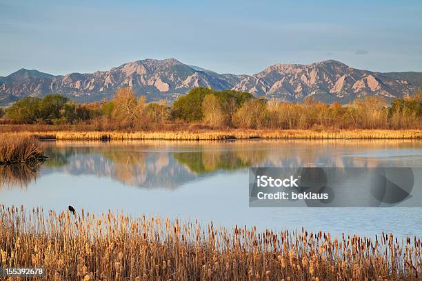 Photo libre de droit de Montagnes Flatirons À Laube Reflétant Dans Un Lac banque d'images et plus d'images libres de droit de Colorado - Colorado, Lac, Lever du soleil