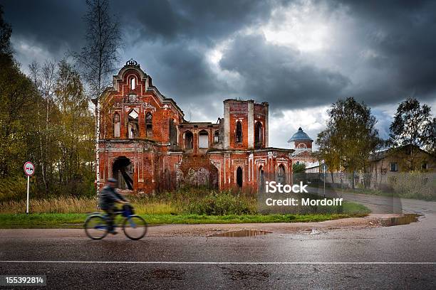 포기됨 앤시언트 공묘 러시아 트베리 주에 대한 스톡 사진 및 기타 이미지 - 트베리 주, 가을, 건물 외관