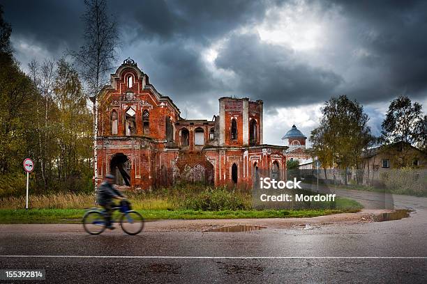 Foto de Abandonada Antiga Mansão Na Rússia e mais fotos de stock de Tver Oblast - Tver Oblast, Abandonado, Arcaico