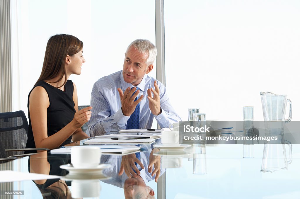 Zwei Kollegen sitzen um den Tisch im Tagungsraum - Lizenzfrei Geschäftsbesprechung Stock-Foto