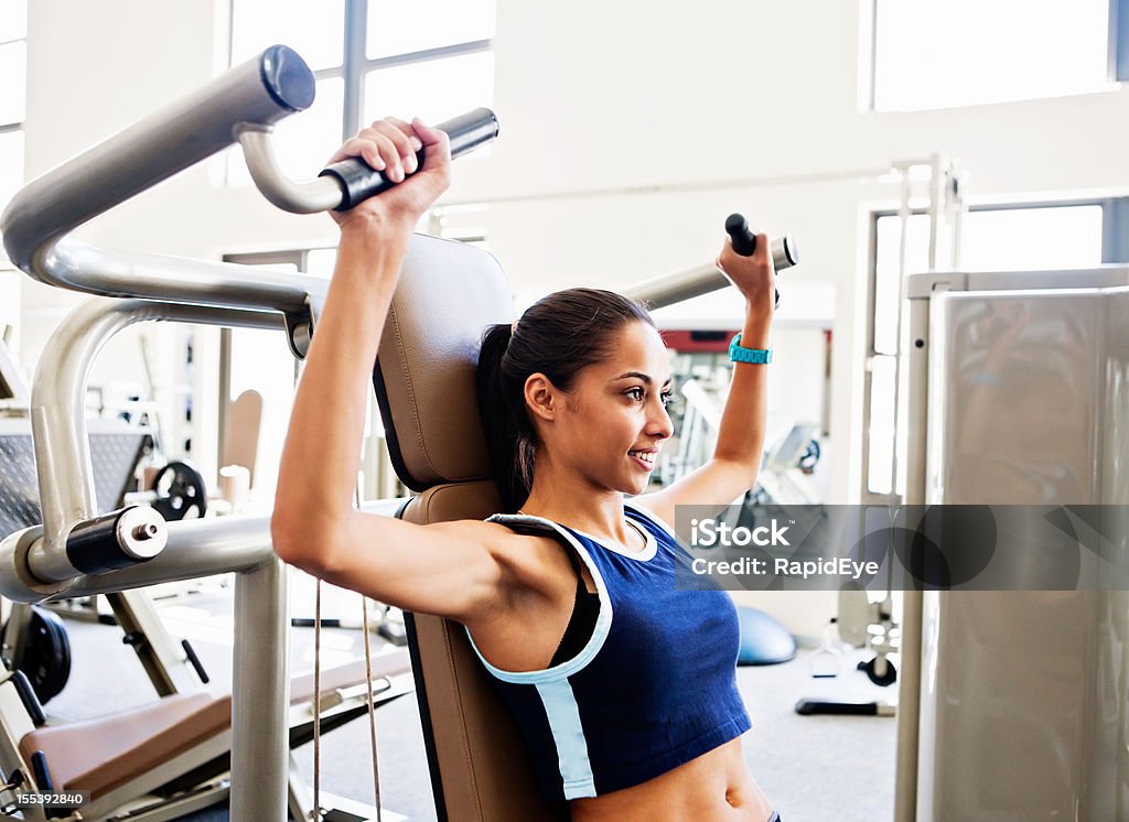 Schöne Junge Frau mit fitness-Geräte zur Verbesserung von fitness - Lizenzfrei Achselhöhle Stock-Foto