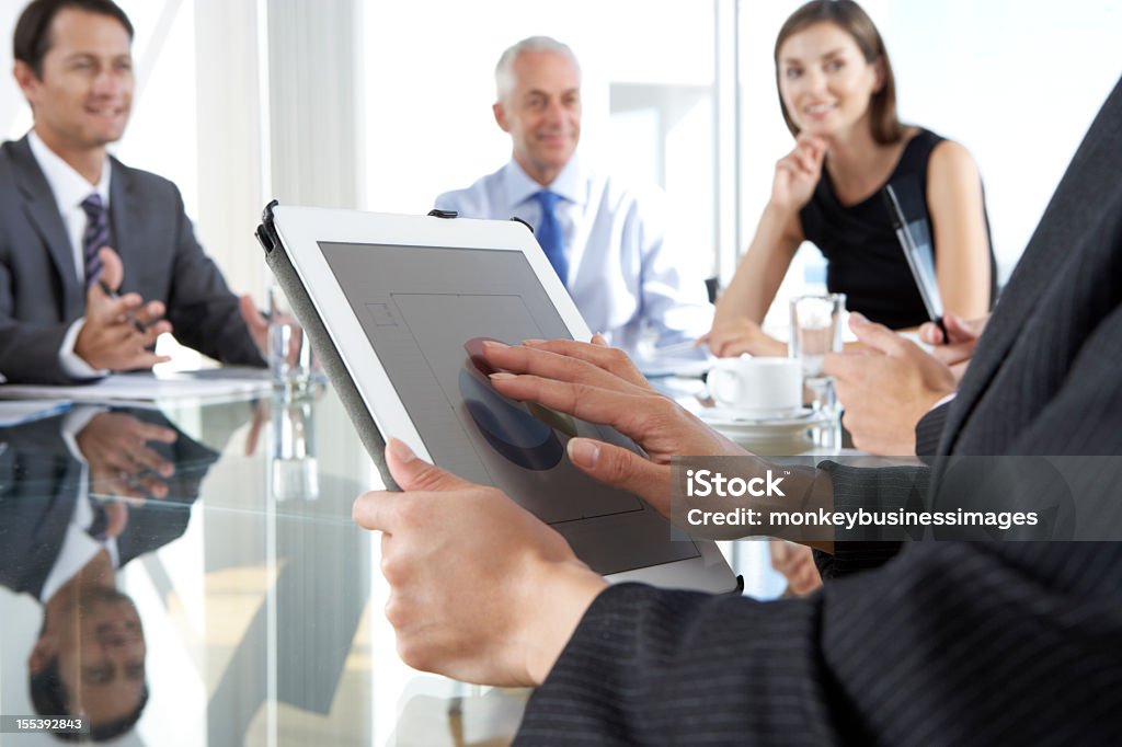 Primer plano de mujer de negocios con tableta durante - Foto de stock de Grupo de personas libre de derechos